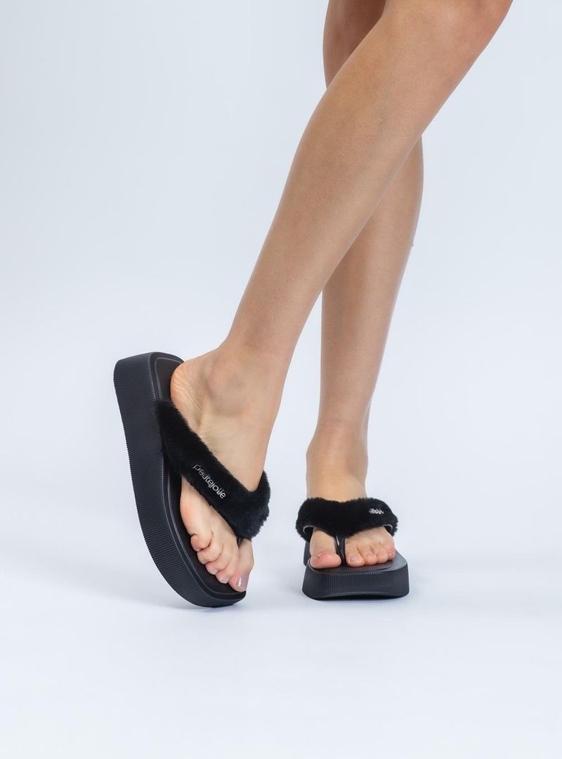 Chinelo Petite Jolie Hit Fur Preto PJ7708